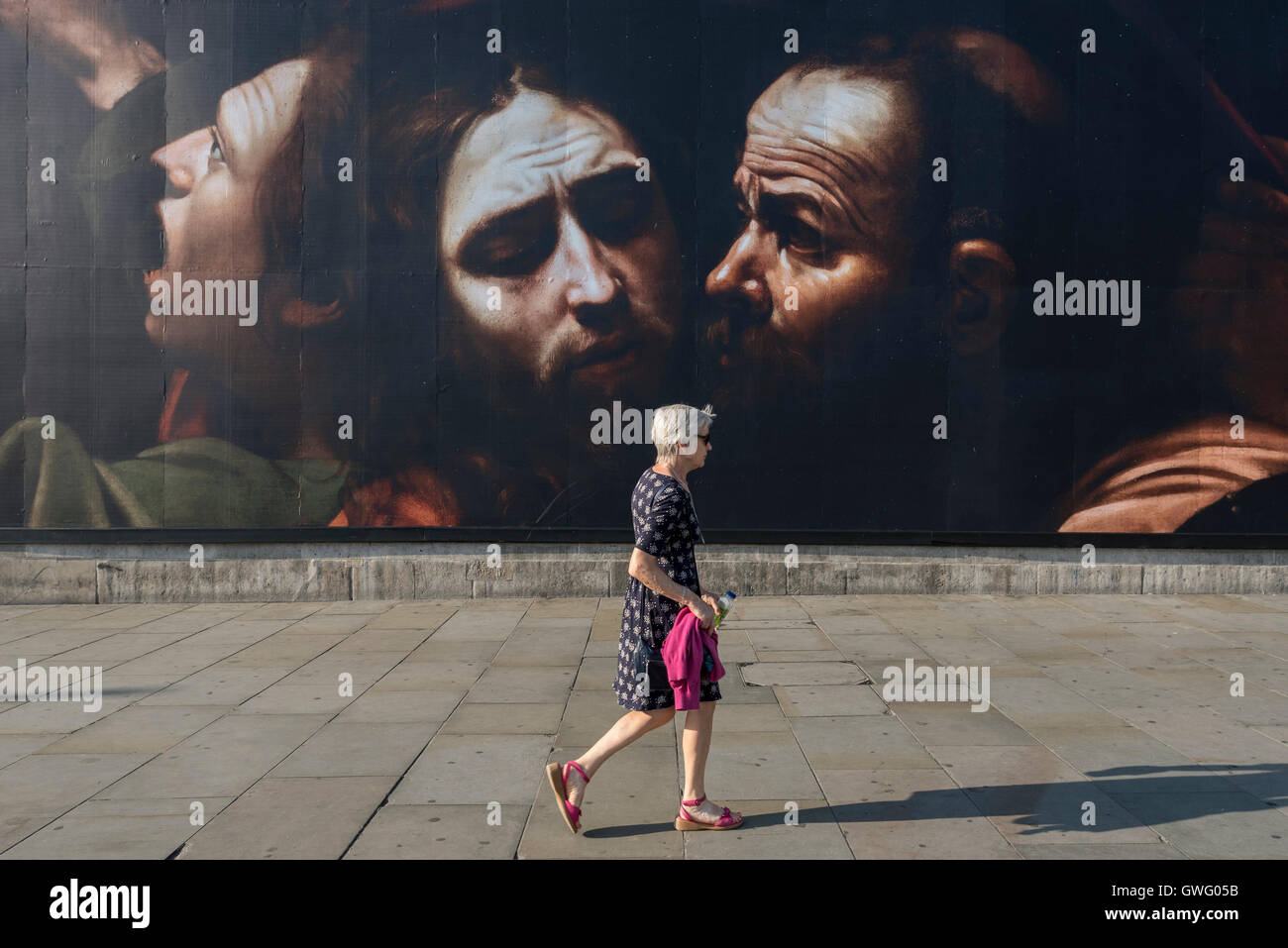 London, UK.  13. September 2016.  Menschen passieren vor das Horten außerhalb der National Gallery am Trafalgar Square, Förderung der kommenden Ausstellung "Beyond Caravaggio", die am 12. Oktober öffnet.   Bildnachweis: Stephen Chung / Alamy Live News Stockfoto