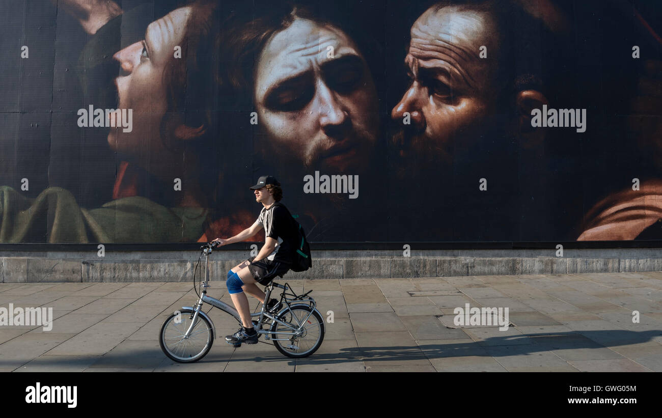 London, UK.  13. September 2016.  Menschen passieren vor das Horten außerhalb der National Gallery am Trafalgar Square, Förderung der kommenden Ausstellung "Beyond Caravaggio", die am 12. Oktober öffnet.   Bildnachweis: Stephen Chung / Alamy Live News Stockfoto