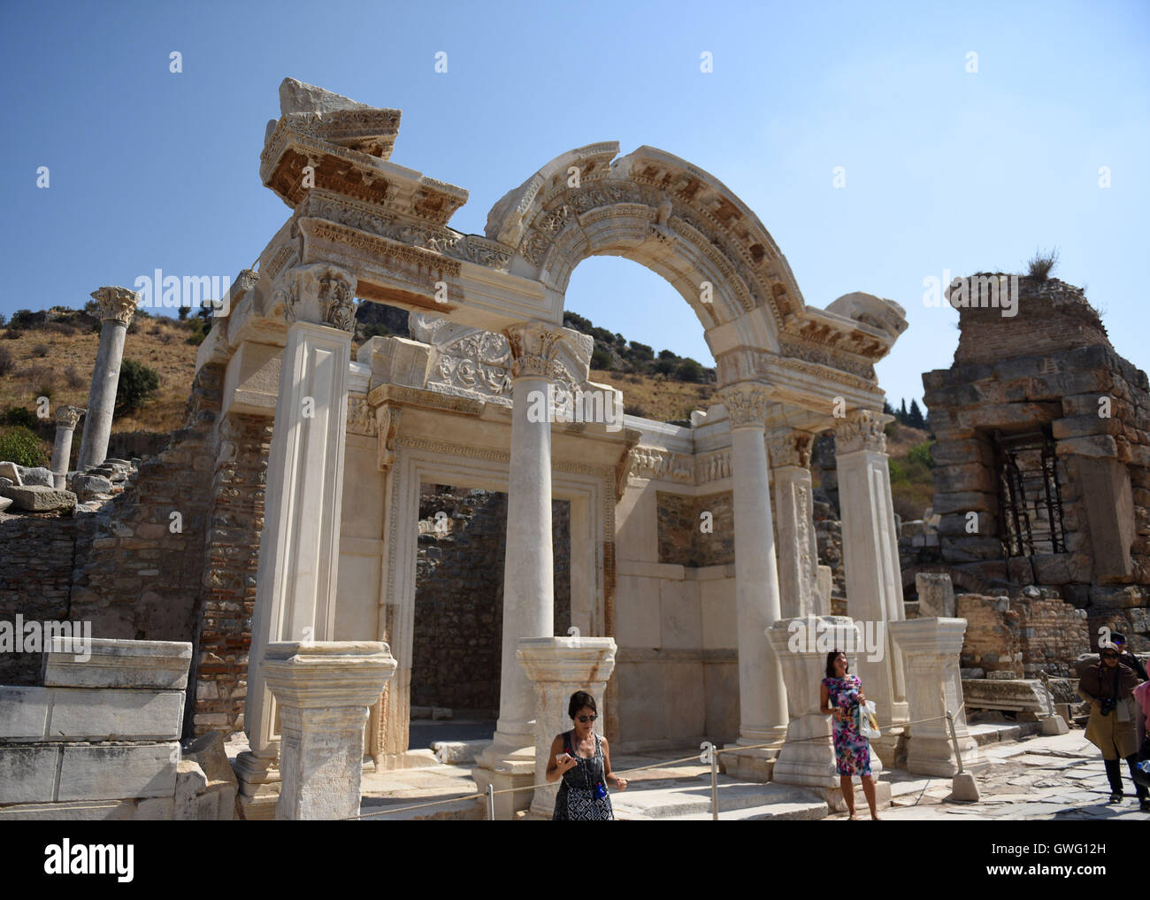 (160913)--IZMIR, Sept. 13, 2016(Xinhua)--Foto am 13. September 2016 zeigt den Tempel des Hadrian an den Ruinen von Ephesos in der Türkei. Die antike Stadt Ephesus ist eine der größten und am besten erhaltenen römischen Städte in der Welt und wurde als UNESCO-Weltkulturerbe im Jahr 2015 aufgeführt. (Xinhua / He Canling) Stockfoto