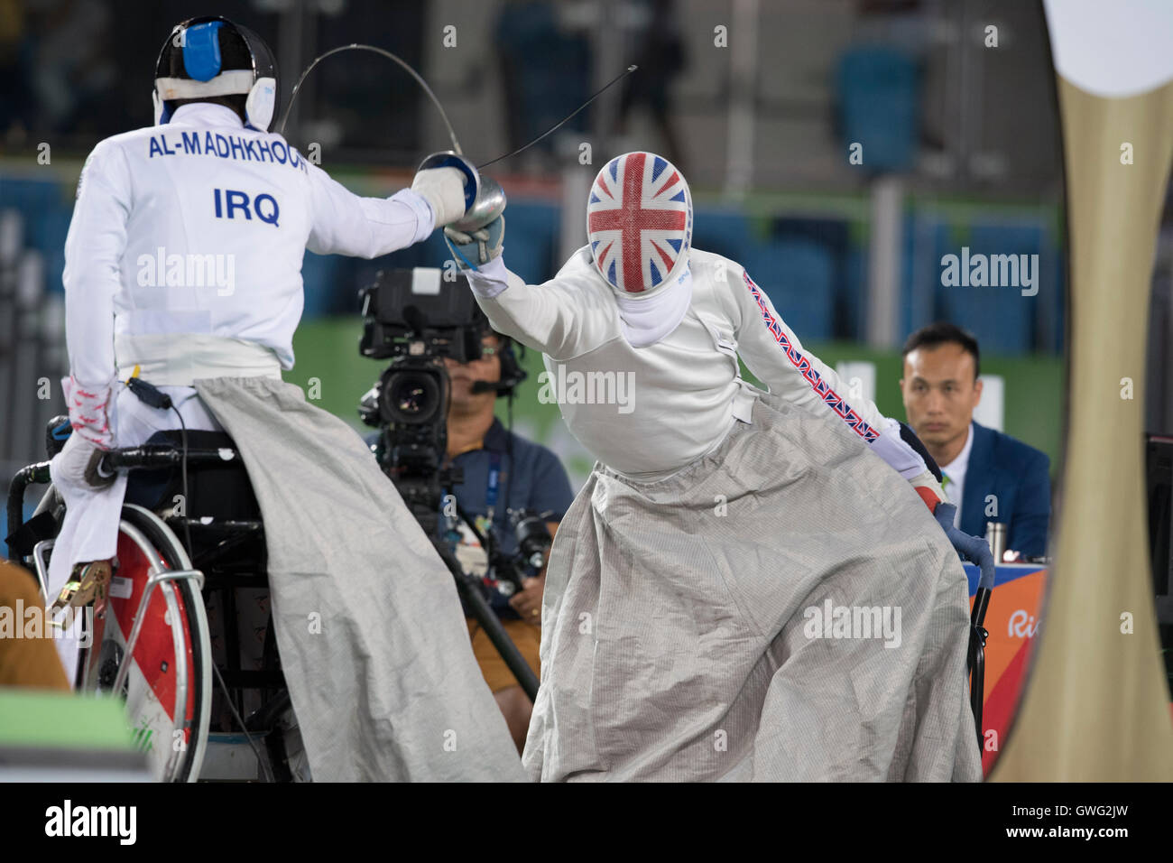 Piers Gilliver of Great Britain punktet gegen Zainulabdeen Al-Madhkhoori des Irak in Degen Kategorie A bei den Paralympics 2016 Stockfoto