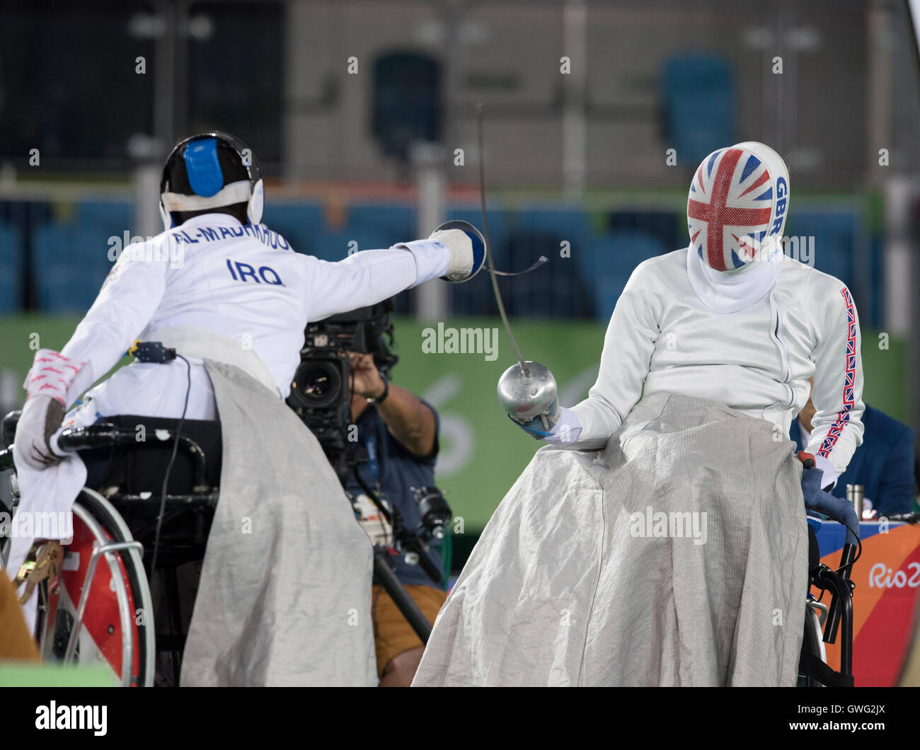 Piers Gilliver of Great Britain Blöcke Klinge von Zainulabdeen Al-Madhkhoori der Irak im Herren Degen Katze. A bei den Paralympics 2016 Stockfoto
