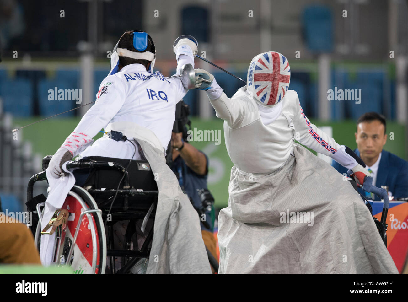 Piers Gilliver of Great Britain greift Zainulabdeen Al-Madhkhoori der Irak im Herren Degen Katze. A bei den Paralympics 2016. Stockfoto