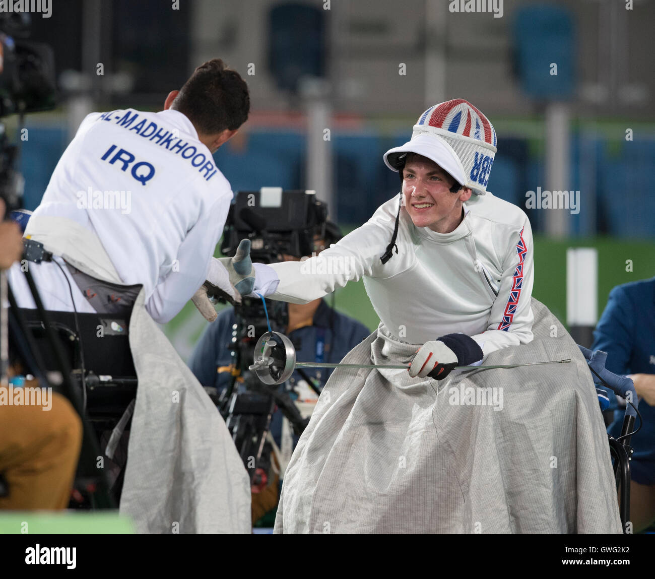 Piers Gilliver of Great Britain und Zainulabdeen Al-Madhkhoori des Irak im Herren Degen Katze. Ein Halbfinale bei the2016 Paralympics. Stockfoto