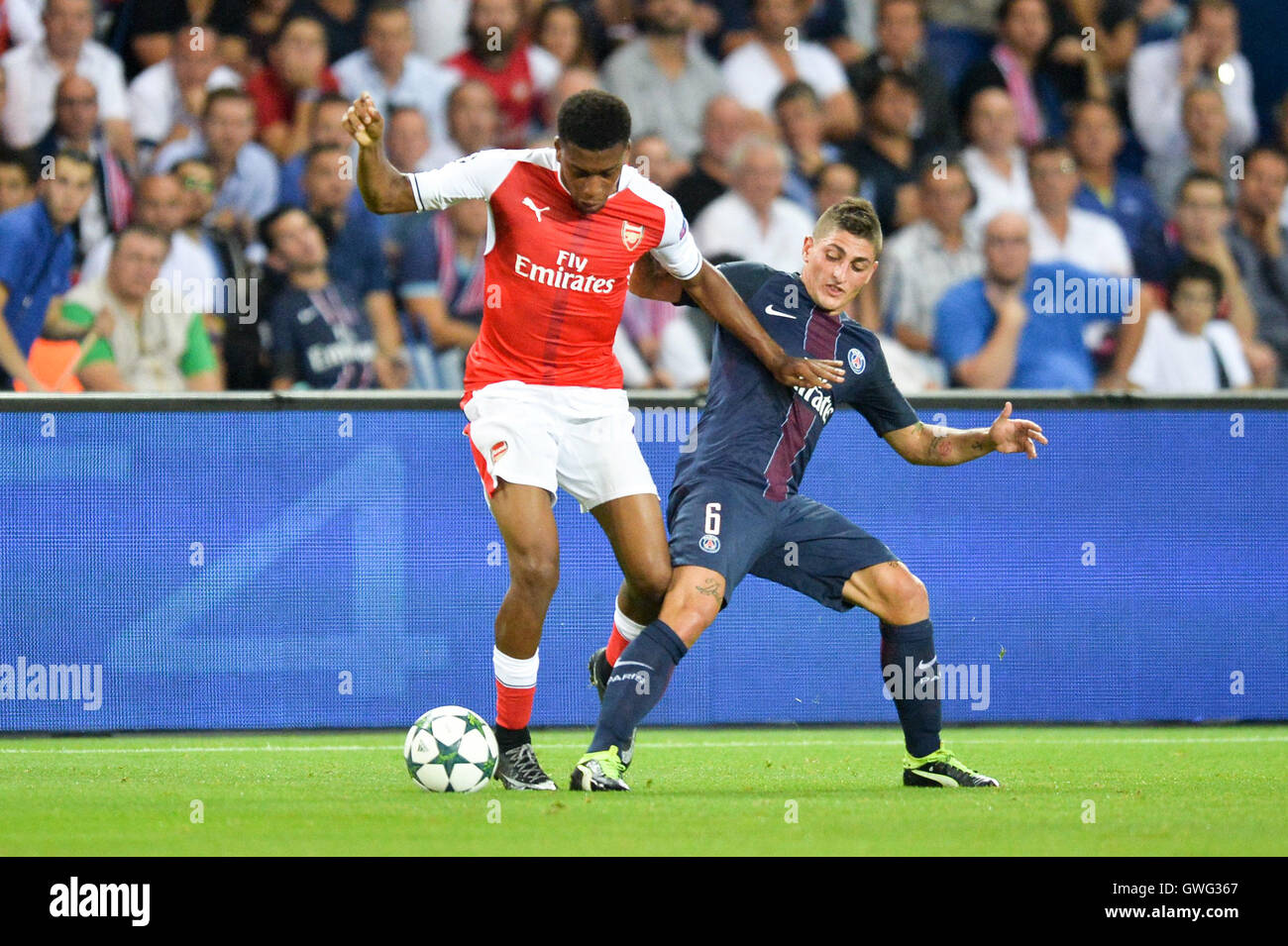 Paris, Frankreich. 13. Sep, 2016. UEFA Champions League Fußball. Paris Saint-Germain gegen Arsenal FC. 06 Marco Verratti (Psg) fordert 17 Alex Iwobi (Ars) © Action Plus Sport/Alamy Live News Stockfoto