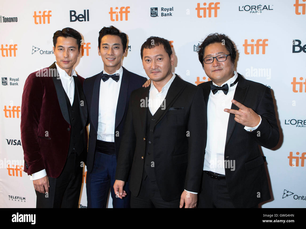 Toronto, Kanada. 13. Sep, 2016. Südkoreanischer Schauspieler Jung Woo-Sung, Ju Ji-Hoon, Jung Man-Sik und Kwak-Won (L-R) posieren für Fotos vor der Weltpremiere des Films "Asura: The City of Madness im Elgin Theater während der 41. Toronto International Film Festival in Toronto, Kanada, 13. September 2016. © Zou Zheng/Xinhua/Alamy Live-Nachrichten Stockfoto