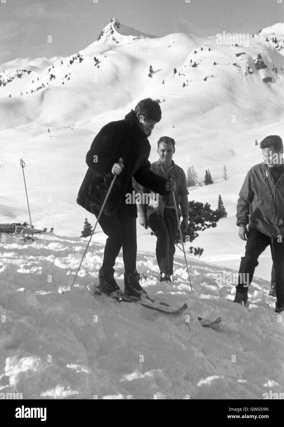 Die Beatles während der Dreharbeiten zu ihrem zweiten Films "Hilfe!" im 15. März 1965 in Obertauern, Österreich. -Paul McCartney auf Skiern. | weltweite Nutzung Stockfoto