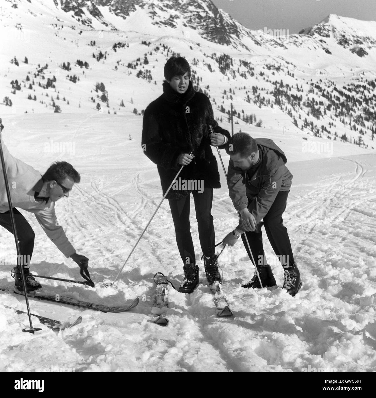 Die Beatles Wahrend Der Dreharbeiten Zu Ihrem Zweiten Films Hilfe Im 15 Marz 1965 In Obertauern Osterreich Paul Mccartney M Auf Den Skiern Weltweite Nutzung Stockfotografie Alamy
