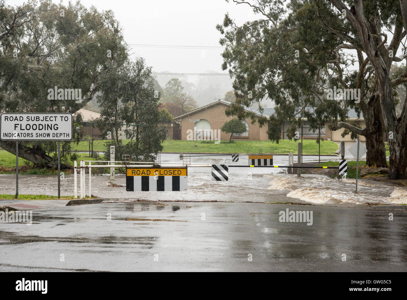 Mt Barker, Südaustralien. 14. September 2016. Überflutete Straßen geschlossen in den Adelaide Hills, da ein Sturm der Region als starke Winde peitscht und Rekord Ursache Chaos Regen. Ray Warren/Alamy Live-Nachrichten Stockfoto