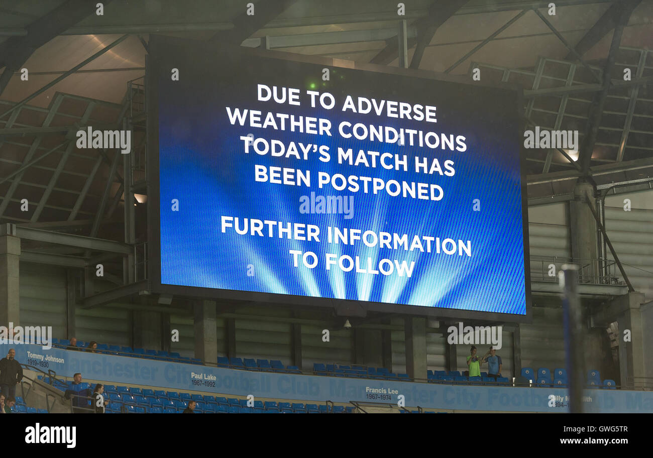 Manchester, UK. 13. Sep, 2016. Eine Display kündigt die Aufhebung der Gruppe C Fußball Champions Leauge-match zwischen Manchester City und Borussia Moenchengladbach im Etihad Stadium in Manchester, England, 13. September 2016. Das Spiel wurde abgesagt wegen starkem Regen und Gewitter, das Stadion-Feld ist überflutet und kann nicht abgespielt werden. Foto: GUIDO KIRCHNER/Dpa/Alamy Live News Stockfoto