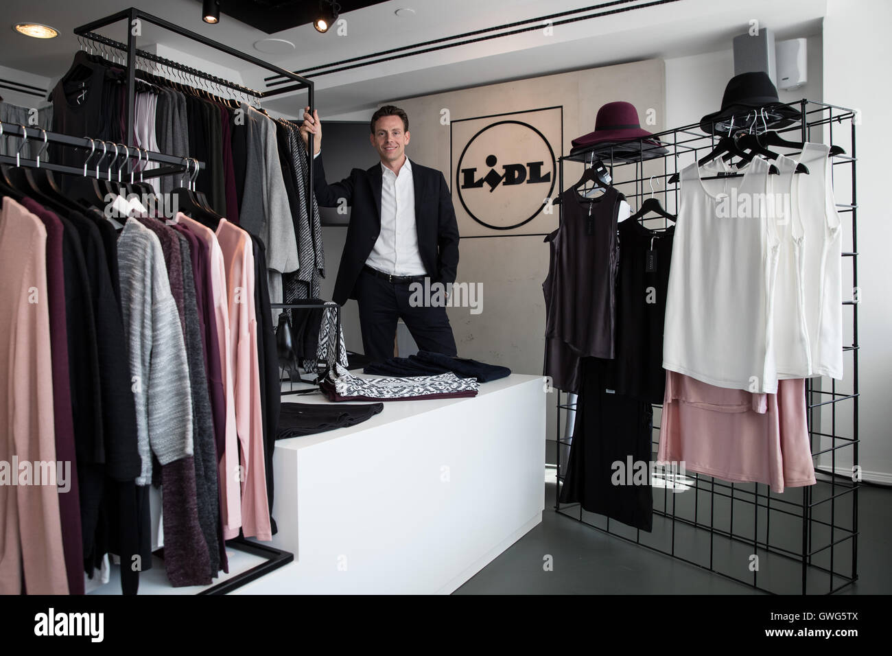 Hamburg, Deutschland. 7. Sep, 2016. Jan Bock, CEO of Purchasing bei Lidl Deutschland, stehend in einem Pop-up-Store am neuen Wall in Hamburg, Deutschland, 7. September 2016. Zwischen 8. und 17. September 2016 präsentiert die Supermarktkette eine Premium-Kollektion der Modemarke Esmara. Foto: CHRISTIAN CHARISIUS/Dpa/Alamy Live News Stockfoto