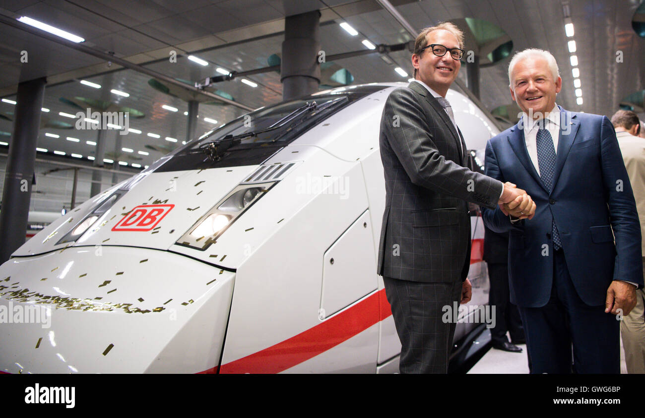 Berlin, Deutschland. 14. Sep, 2016. Minister für Verkehr Alexander Dobrindt (l, CSU) und Rüdiger Grube, Vorstandsvorsitzender der Deutsche Bahn AG, Stand im Vordergrund eines Zuges bei der feierlichen Präsentation des neuen ICE 4er 412 am Main station in Berlin, Deutschland, 14. September 2016. Deutsche Bahn plant zwei ICE 4 in diesem Jahr im Rahmen eines mehrmonatigen Einführungsphase testen. Foto: BERND VON JUTRCZENKA/Dpa/Alamy Live-Nachrichten Stockfoto