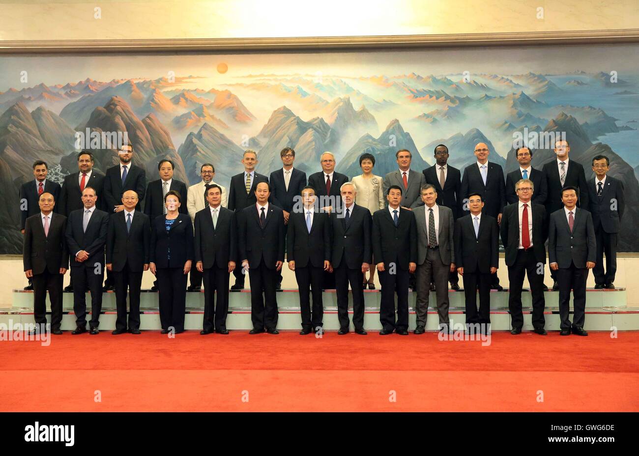 Peking, China. 14. Sep, 2016. Der chinesische Ministerpräsident Li Keqiang (C vorne) posiert für ein Gruppenfoto mit Teilnehmern während der 39. internationalen Organisation für Normung (ISO) Generalversammlung in Peking, Hauptstadt von China, 14. September 2016. Bildnachweis: Liu Weibing/Xinhua/Alamy Live-Nachrichten Stockfoto