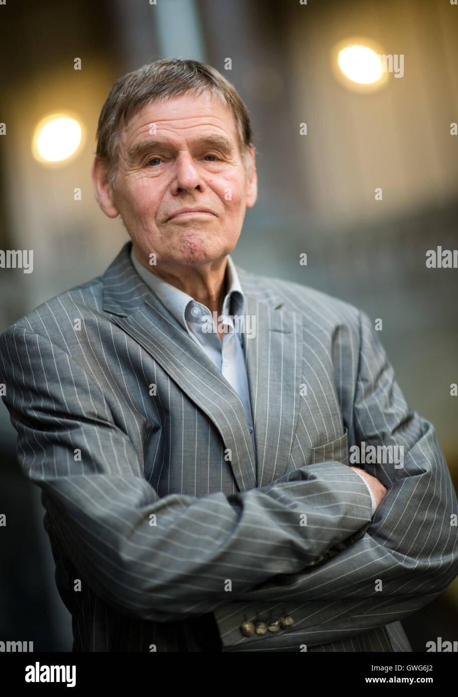 Autor Christoph Meckel stellt an das neue Rathaus in Hannover, Deutschland, 14. September 2016. Meckel wird Hölty Poetry Award ausgezeichnet. Der Preis umfasst Preisgeld von 20.000 Euro und ist mit dem, der meisten hochdotierte Poetry Award in der deutschsprachigen Welt. Foto: JULIAN STRATENSCHULTE/dpa Stockfoto