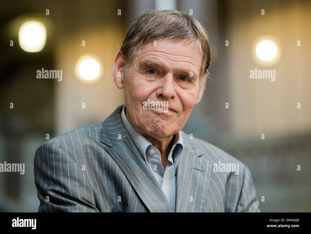 Autor Christoph Meckel stellt an das neue Rathaus in Hannover, Deutschland, 14. September 2016. Meckel wird Hölty Poetry Award ausgezeichnet. Der Preis umfasst Preisgeld von 20.000 Euro und ist mit dem, der meisten hochdotierte Poetry Award in der deutschsprachigen Welt. Foto: JULIAN STRATENSCHULTE/dpa Stockfoto