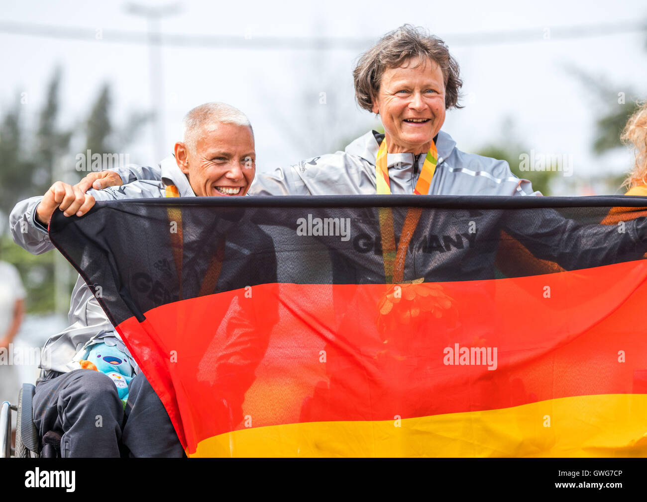 Dorothee Vieth (R - Gold) und Andrea Eskau (L - Silber) von Deutschland nach Frauen Time Trial H4-5 während der Rio 2016 Paralympischen Spiele, Rio De Janeiro, Brasilien, 14. September 2016 feiern. Foto: Jens Büttner/dpa Stockfoto