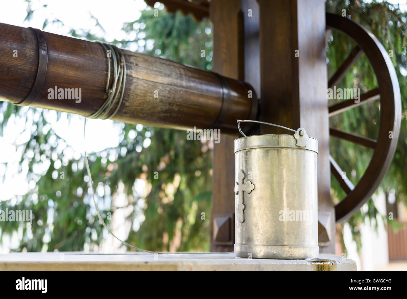 Alter Brunnen mit Trinkwasser und ein Blecheimer mit Kreuz Zeichen in Capriana Kloster in der Republik Moldau Stockfoto