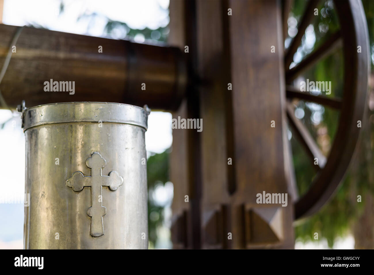 Alter Brunnen mit Trinkwasser und ein Blecheimer mit Kreuz Zeichen in Capriana Kloster in der Republik Moldau Stockfoto