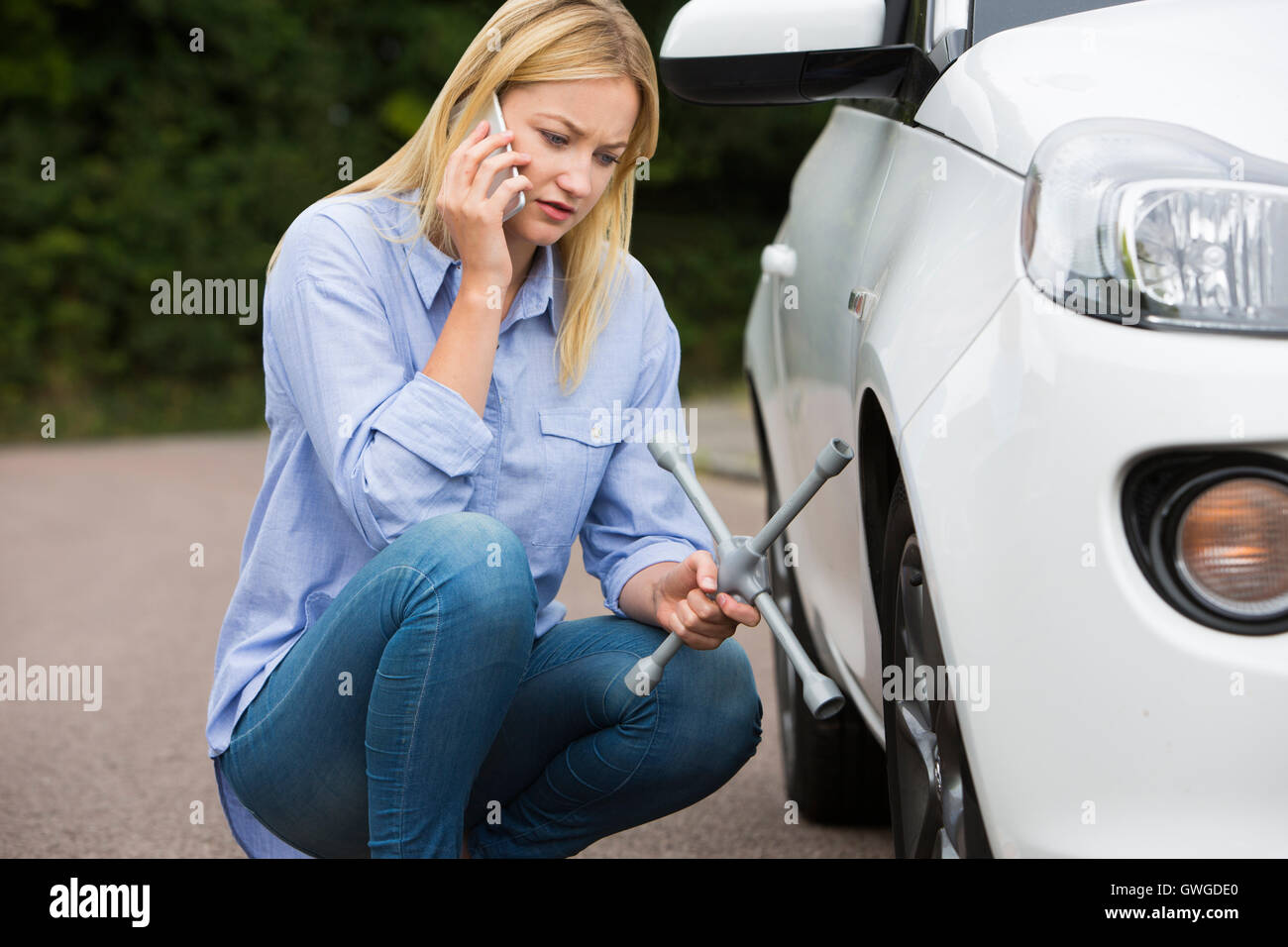 Weiblichen Autofahrer telefonieren für Hilfe nach Zusammenbruch Stockfoto