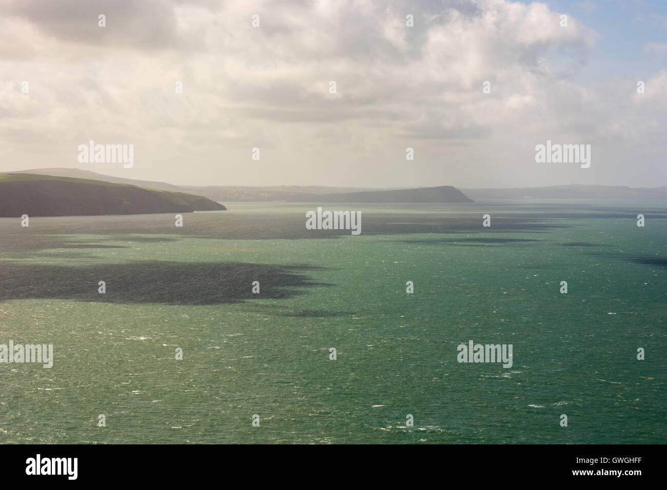 Ein Abschnitt des North Pembrokeshire Küstenweg in der Nähe von Poppit Sands, Südwest-Wales, UK. Stockfoto