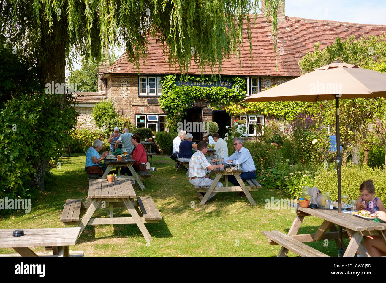 Ein Pub im englischen Landhaus und seinem Biergarten, The Cricketers Arms in Berwick Village in East Sussex Stockfoto