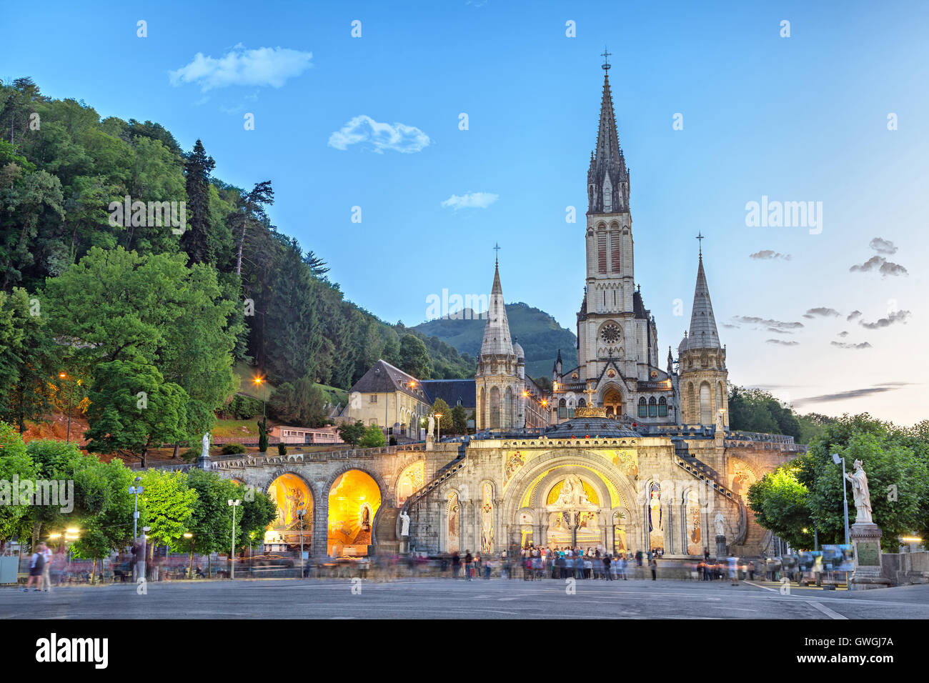 Rosenkranzbasilika am Abend, Lourdes, Hautes-Pyrénées, Frankreich Stockfoto