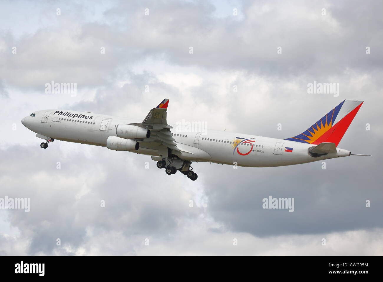 Philippine Airlines Airbus A340-300 RP-C3436 Abflug vom Flughafen Heathrow, London, UK Stockfoto