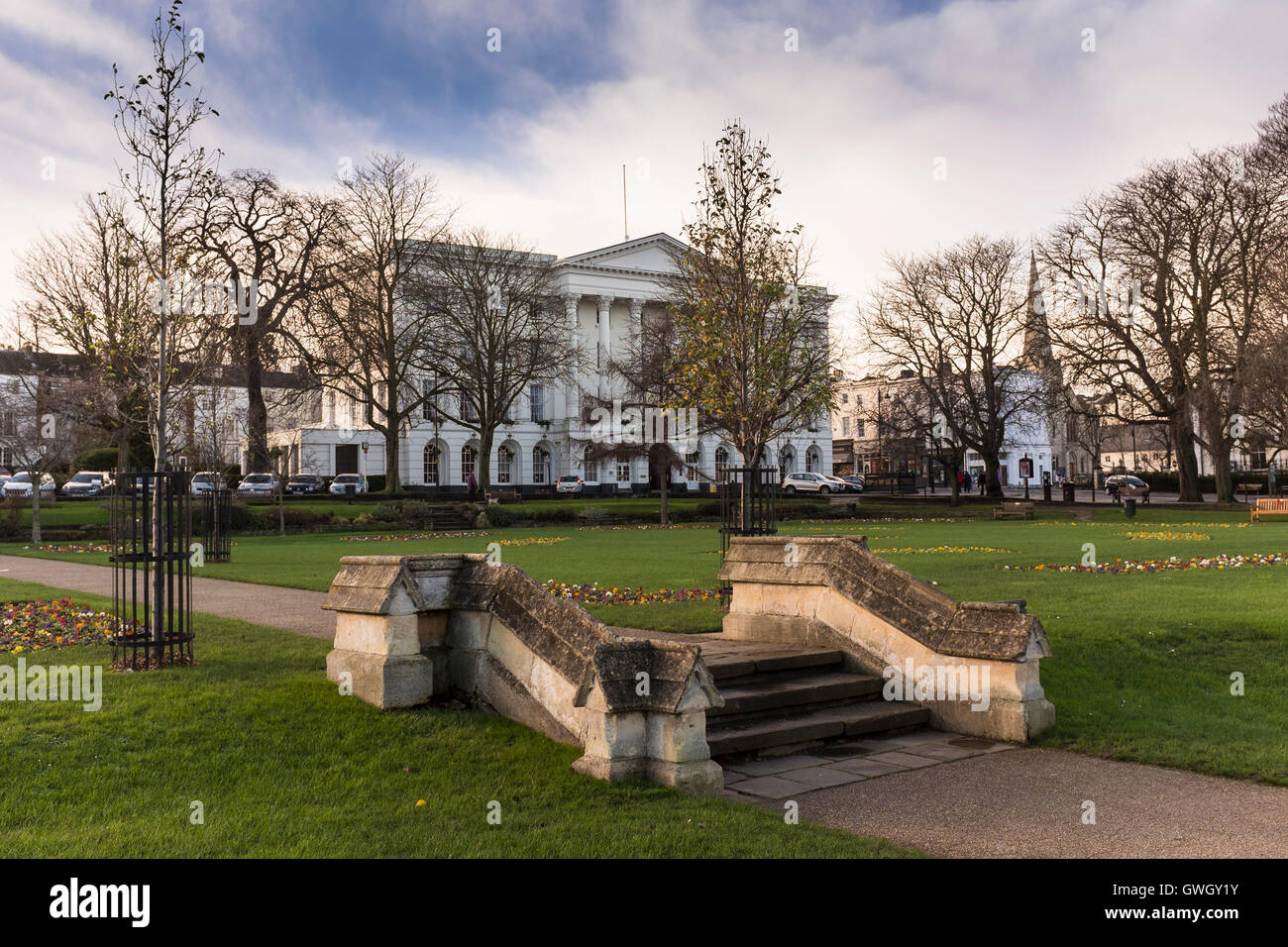 Die kaiserlichen Gärten und Queens Hotel im Hintergrund, Cheltenham, Gloucestershire, UK Stockfoto