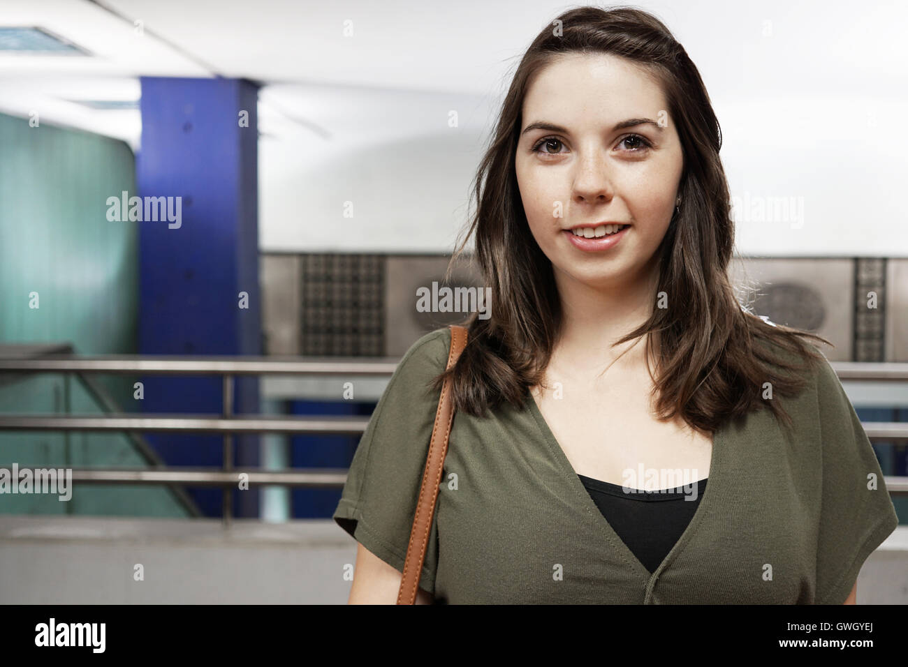 junge Frau bei einer u-Bahnstation Stockfoto