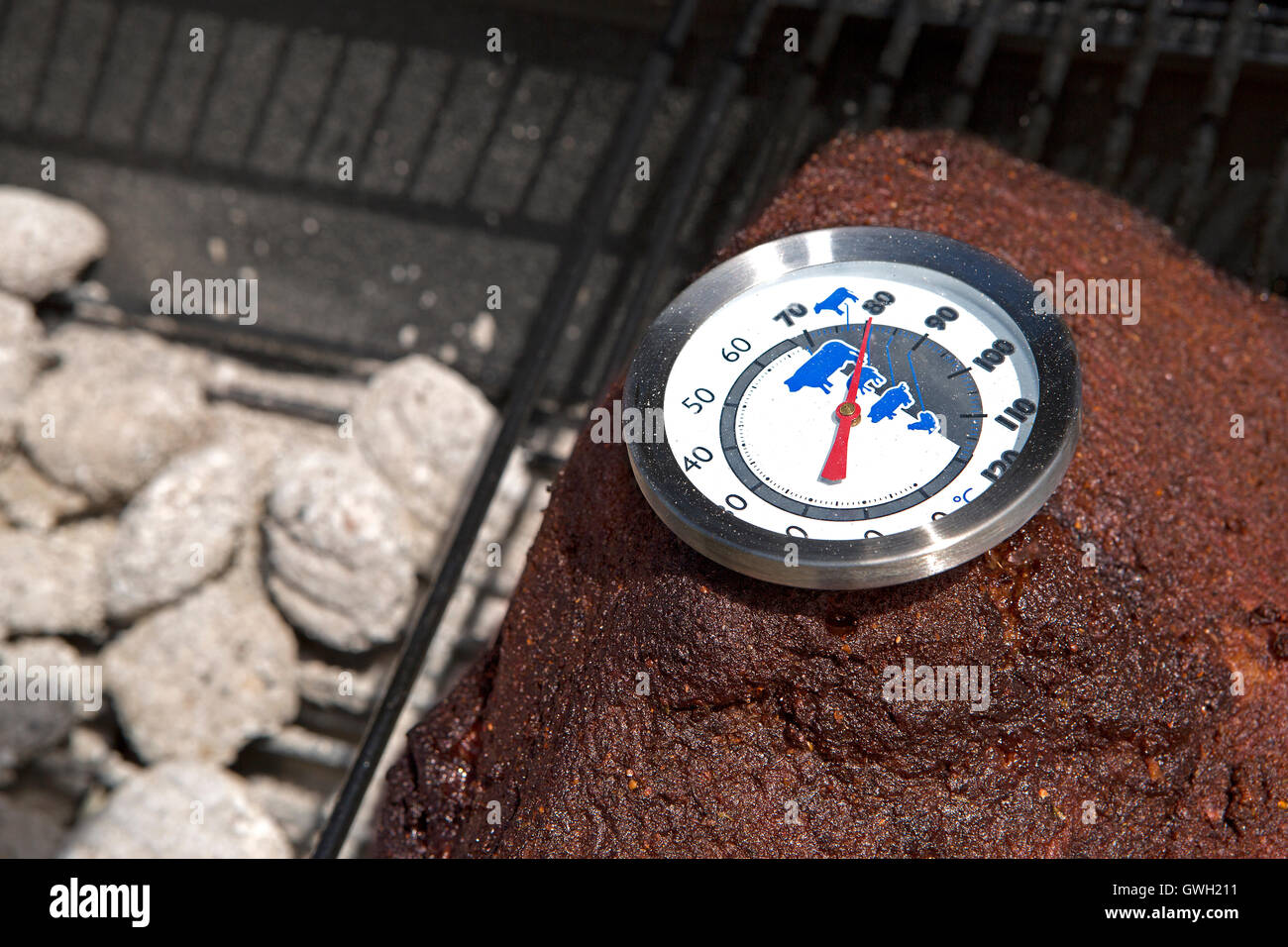 Nahaufnahme eines Thermometers auf Schweinefleisch, BBQ grill Stockfoto