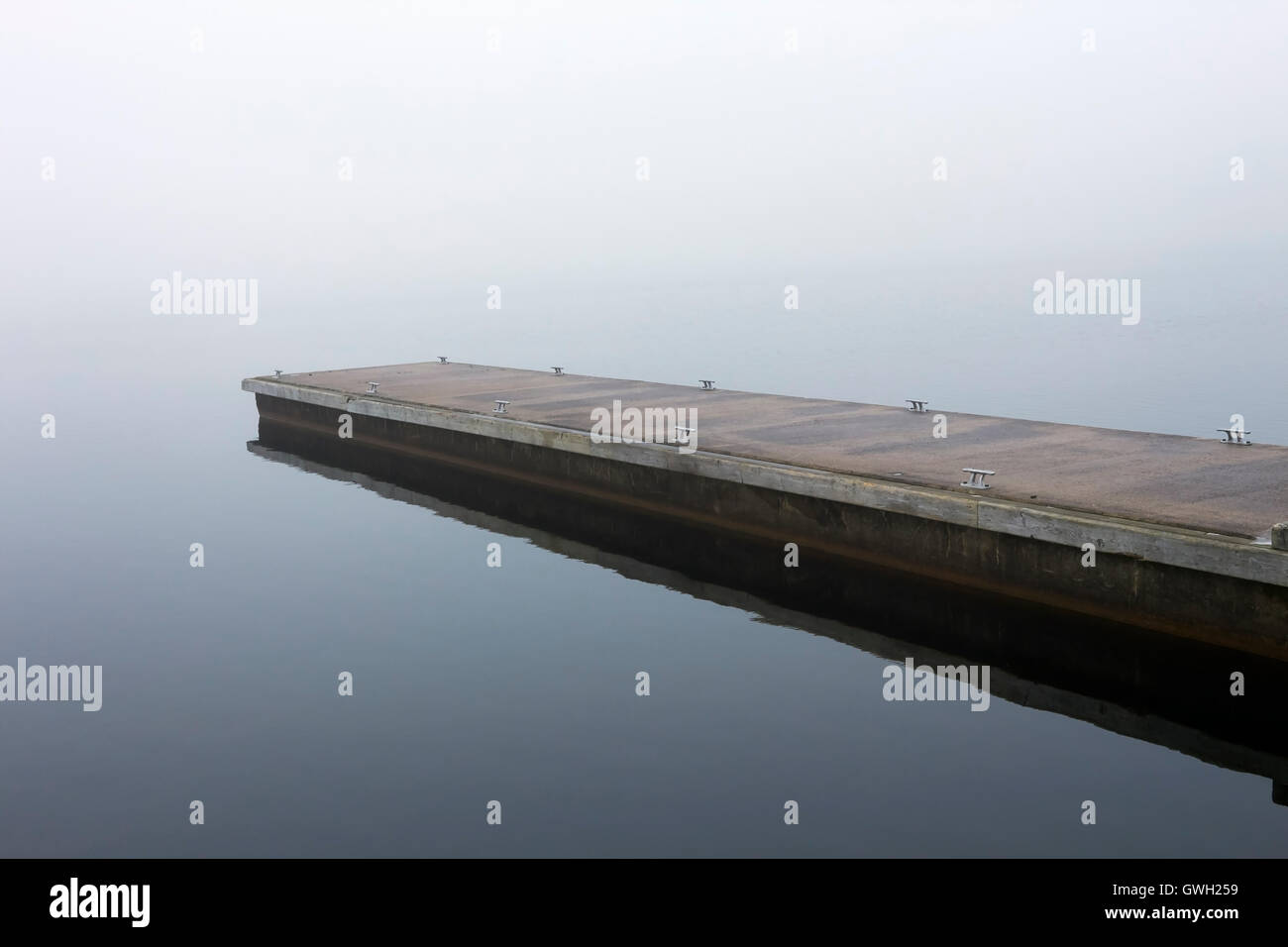 nebligen See Szene, Finnland Stockfoto