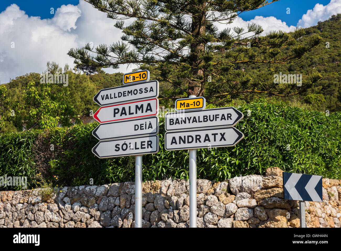 Hinweisschilder zu Zielen in Mallorca Stockfoto