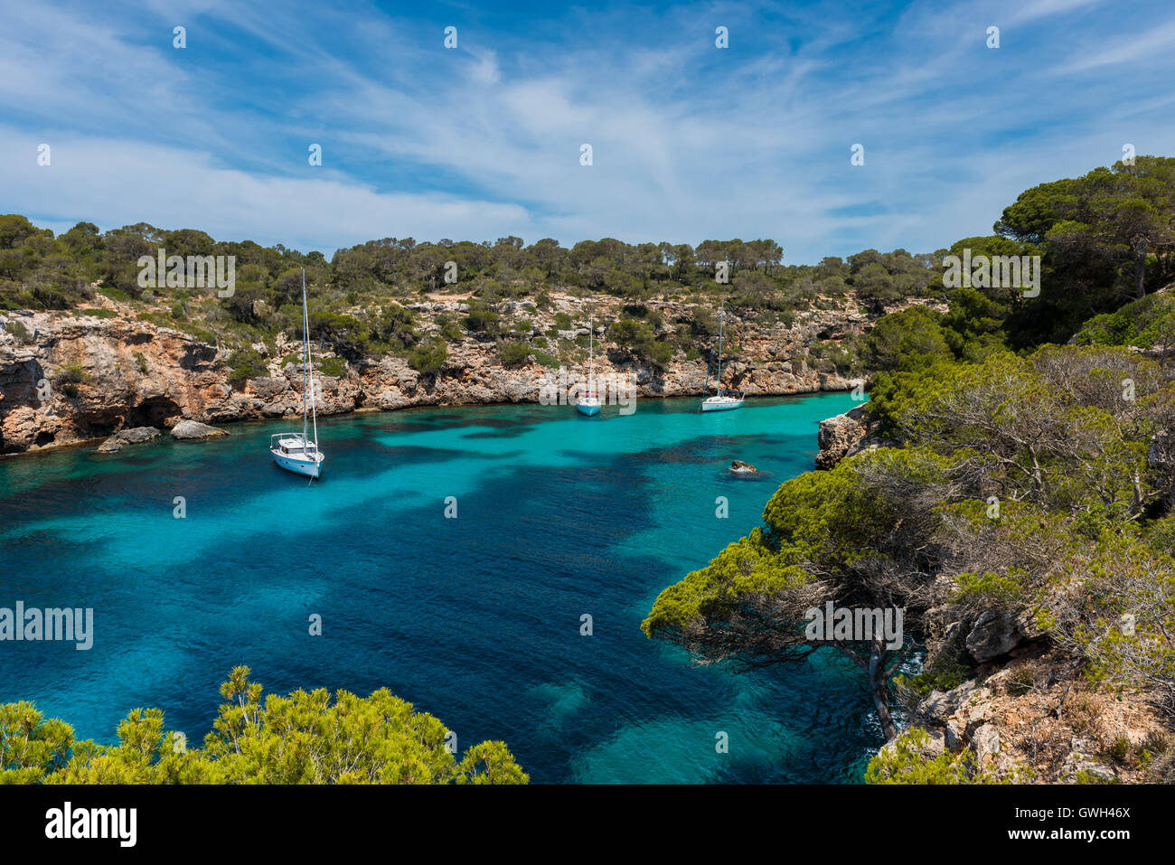 Segelyachten in der Bucht in der Nähe von Cala Pi Mallorca Stockfoto