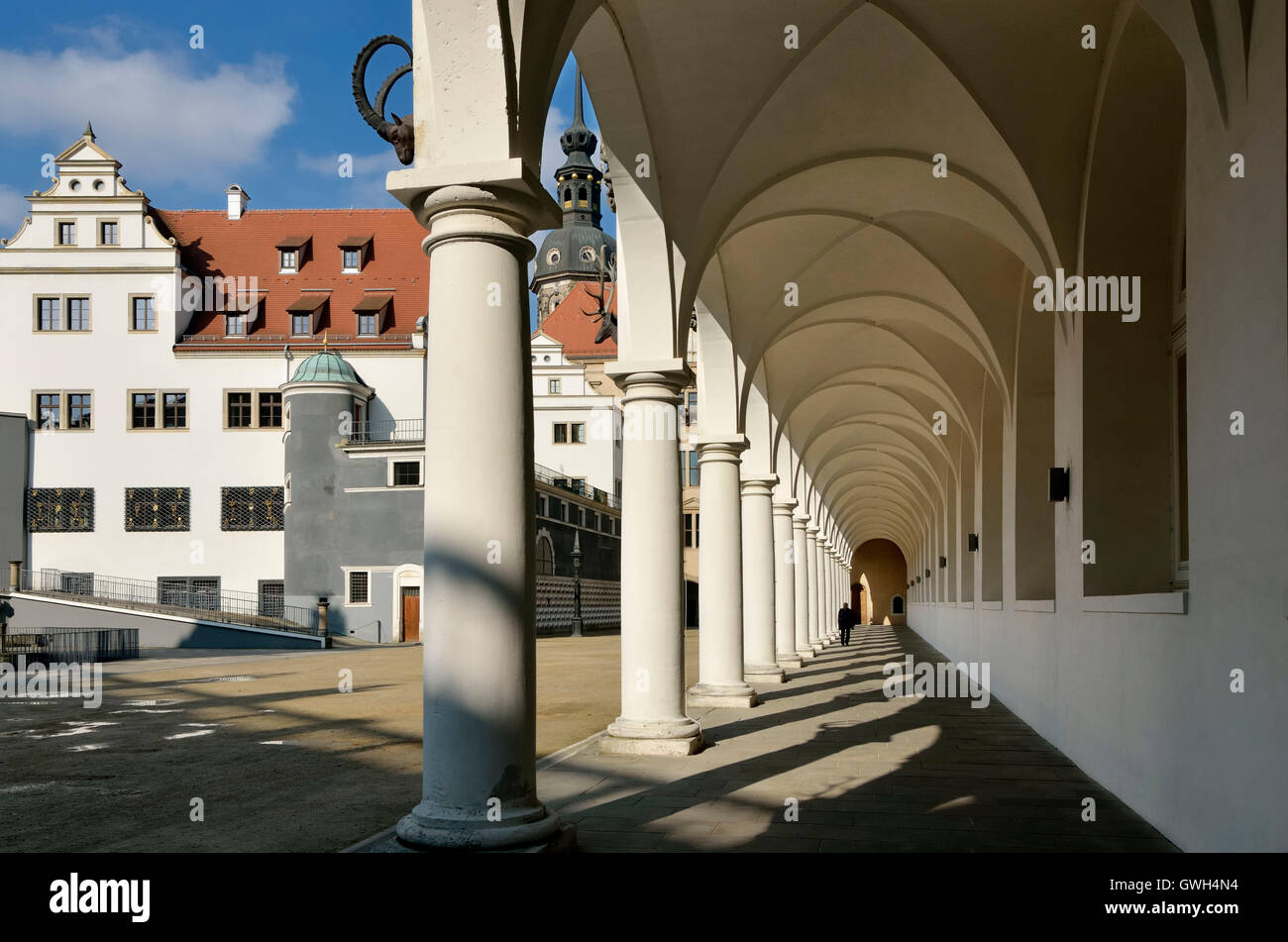 Langer gang lange arcade Fotos und Bildmaterial in hoher Auflösung