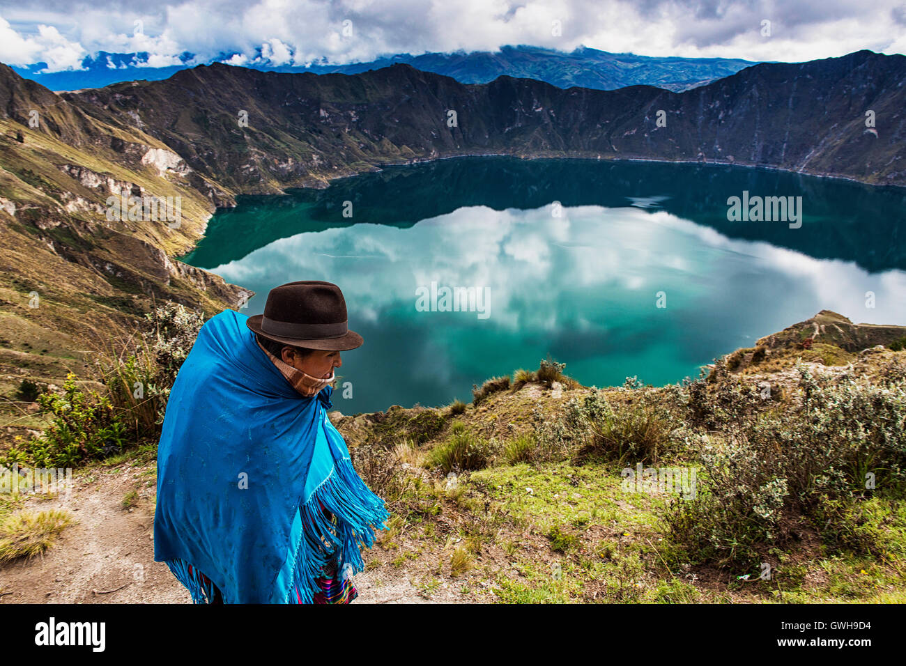Quilotoa Ecuador - 27. Januar 2014: Ecuadorianische Frau Tracht zu Fuß in der Nähe der Vulkan Quilotoa Ecuador. Stockfoto