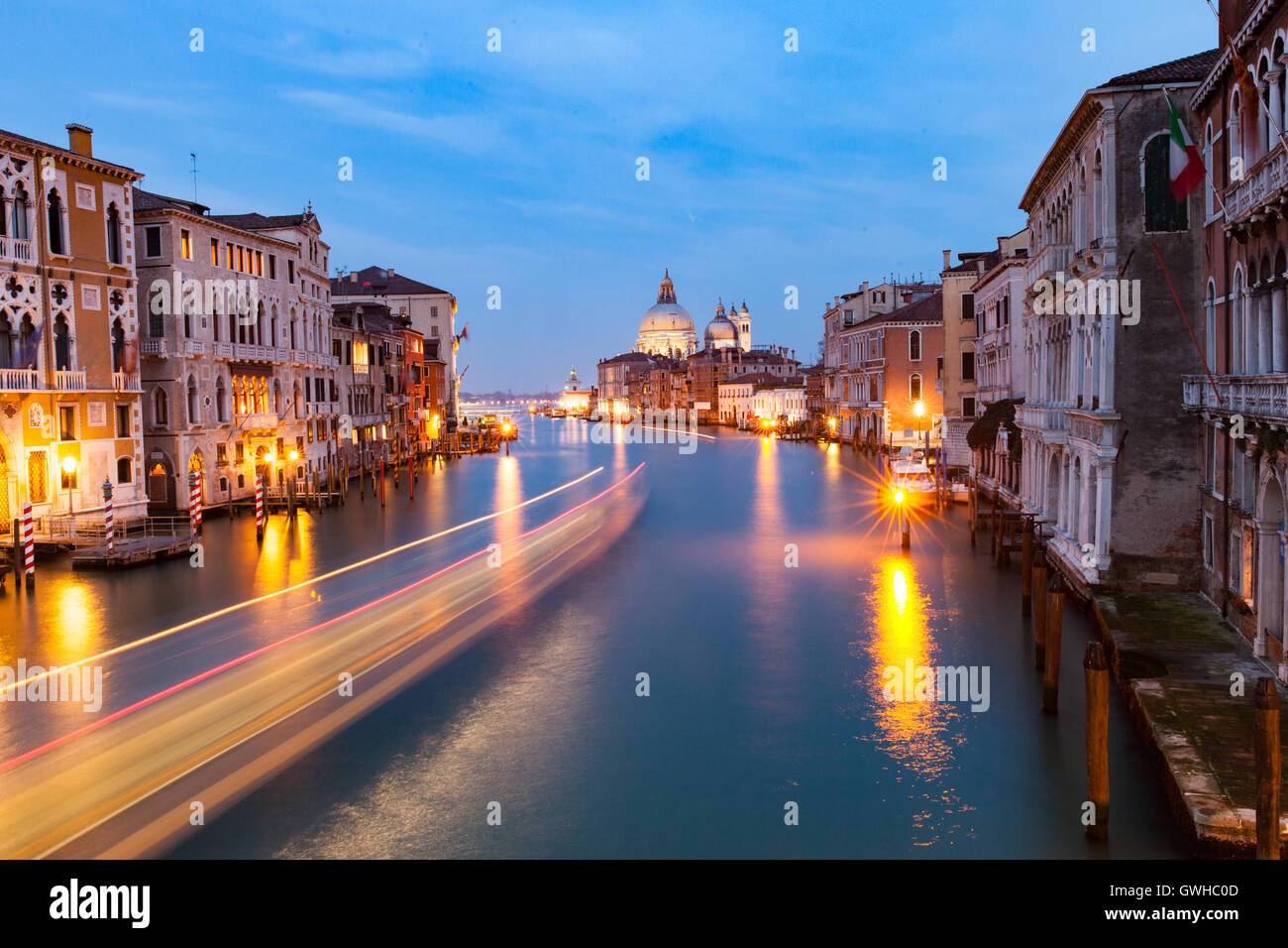 Canal Grande, Venedig, Italien bei Nacht mit leichten Wegen Stockfoto