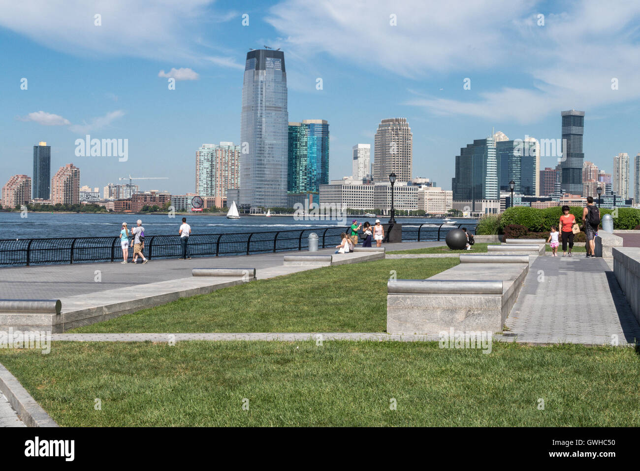 Robert F. Wagner Jr. Park, New Jersey City Skyline und Hudson River, New York Stockfoto