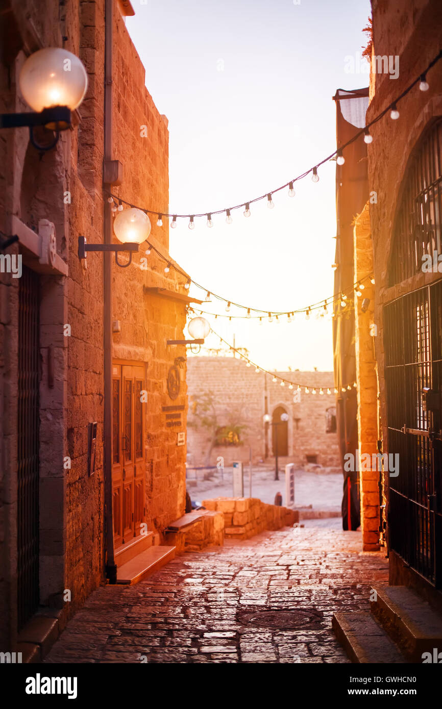 Alte Stadt Jaffa in der Nähe von Tel-Aviv, Israel, Abendlicht auf alten Stein schmale Straße, selektiven Fokus Stockfoto