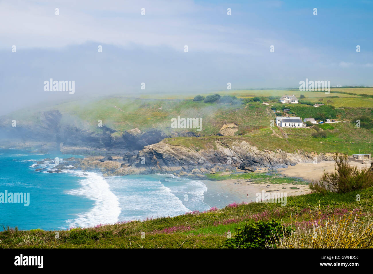 Meer Meer an der Küste Nebel oder Dunst clearing An einem sommerlichen Tag an Polurrian Strand, cadgwith, Cornwall, England, Großbritannien Stockfoto