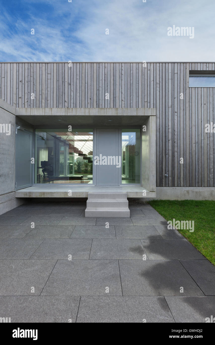 Eingang eines modernen Hauses in Beton und Holz, außen Stockfoto