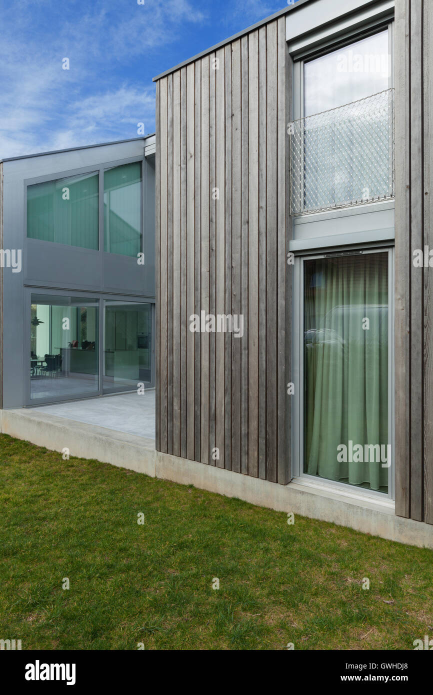 Haus durch beton und holz -Fotos und -Bildmaterial in hoher Auflösung –  Alamy