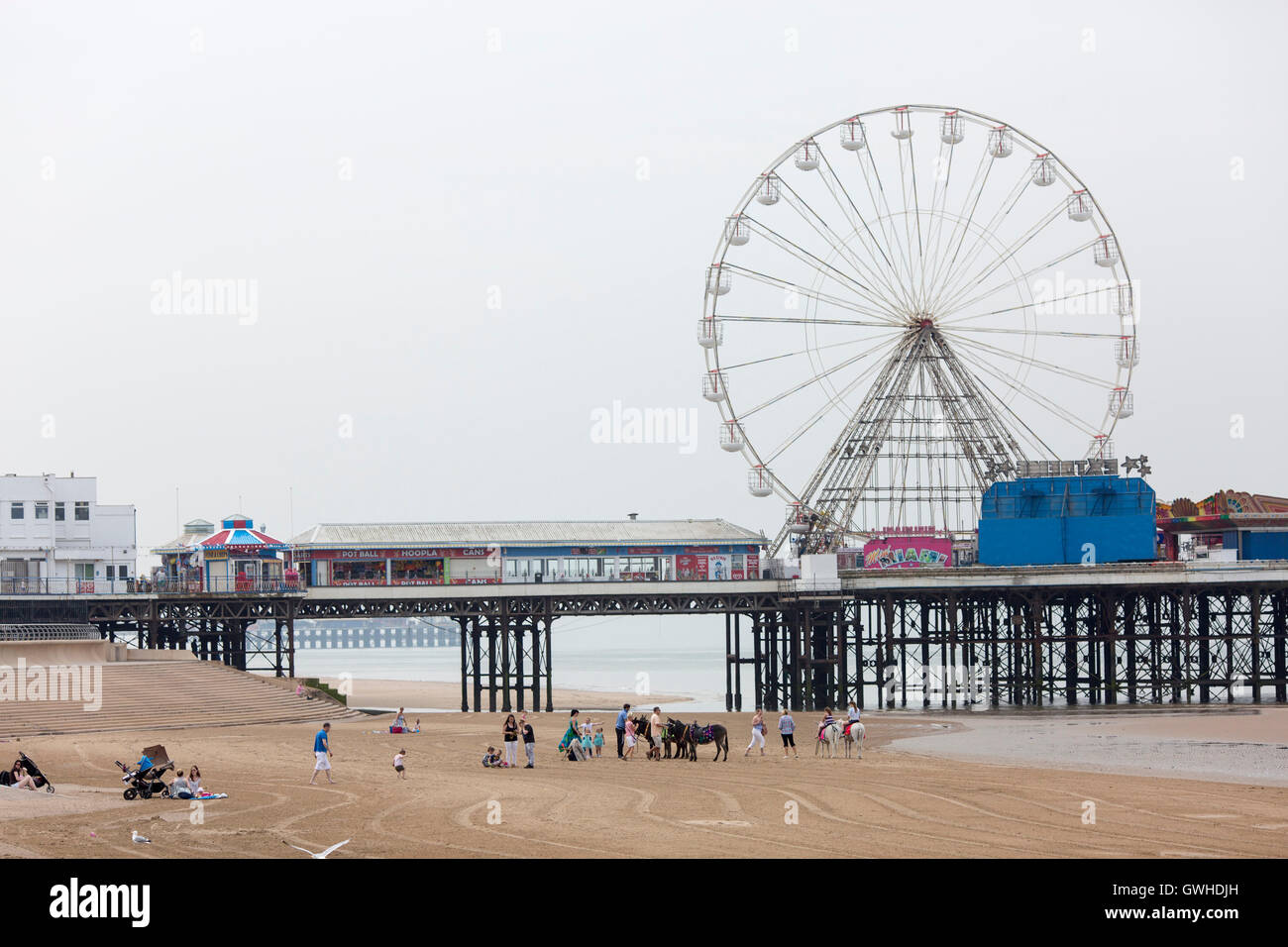 Warmes Wetter in Blackpool, England, heute (Dienstag, 7. Juni 2016) A Blick auf den Strand und zentralen pier Stockfoto