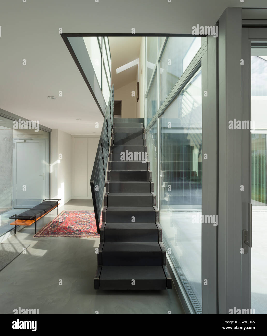 Interieur, Eisentreppe eines modernen Hauses Stockfoto