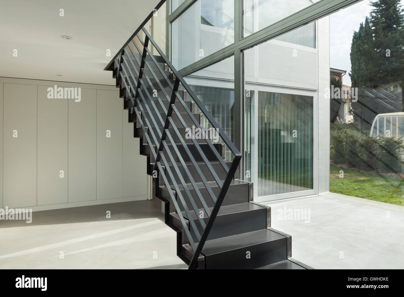 Interieur, Eisentreppe eines modernen Hauses Stockfoto