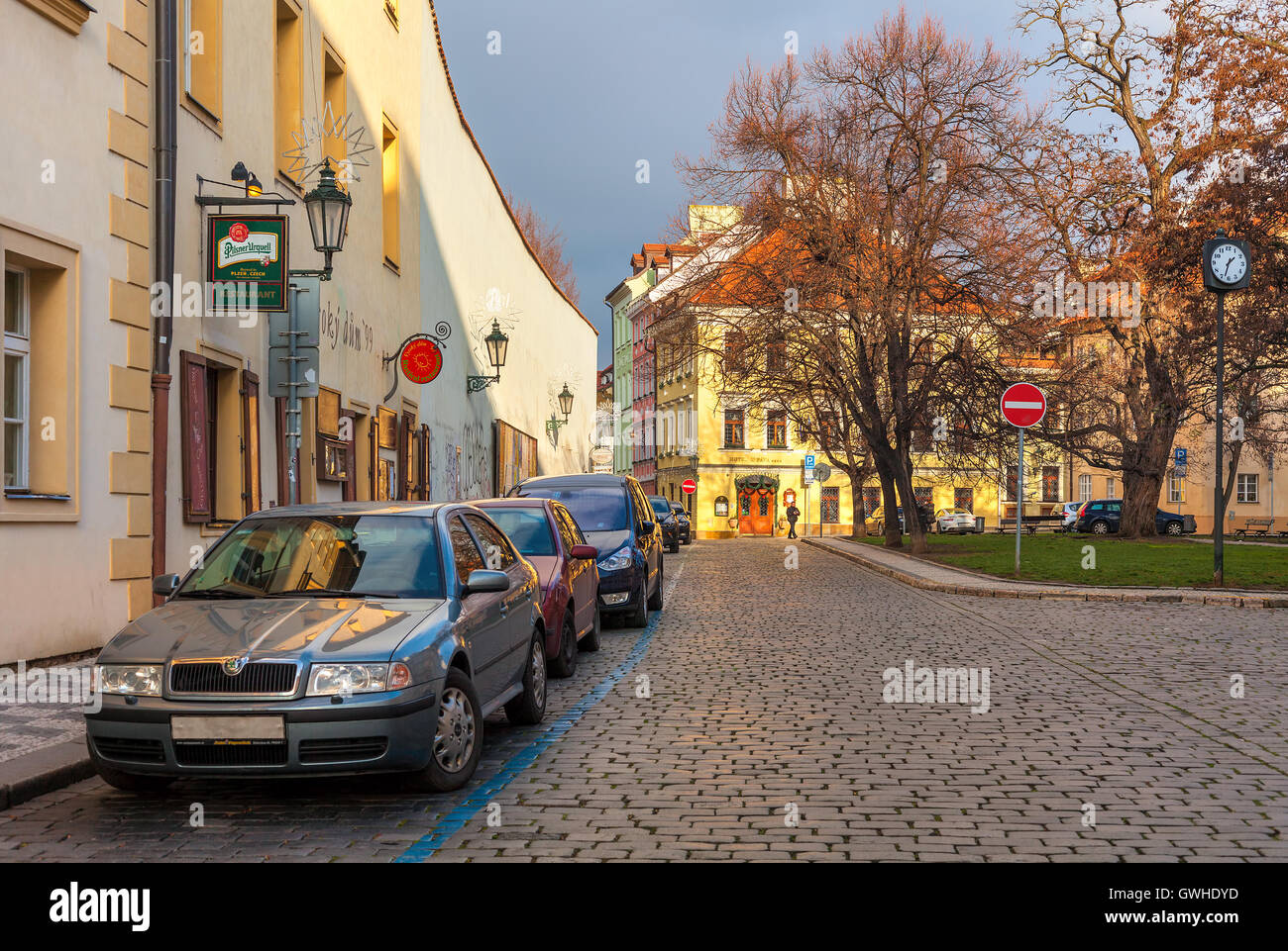 Blick auf typische gepflasterte Straße in der Altstadt von Prag, Tschechische Republik. Stockfoto