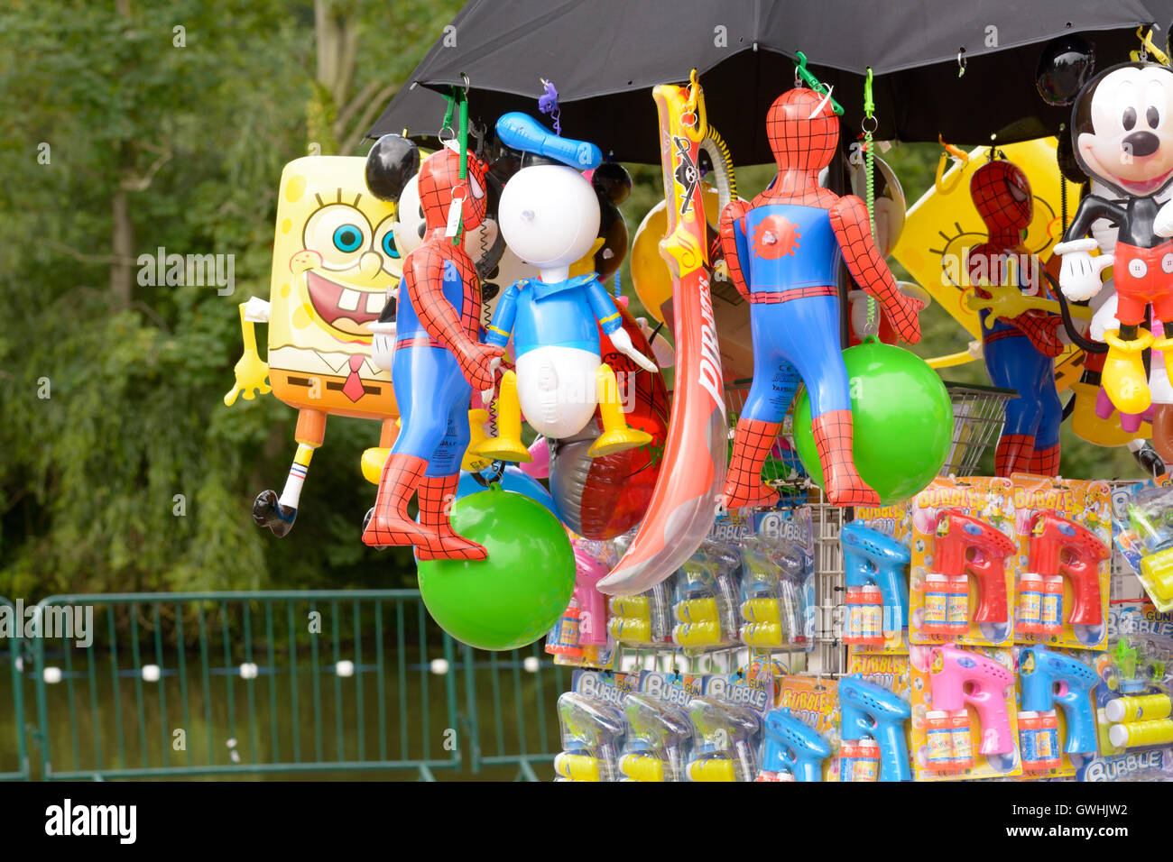 Aufblasbare Spielzeuge zum Verkauf am Stand auf der Fluss-Festival in Bedford, Bedfordshire, England Stockfoto