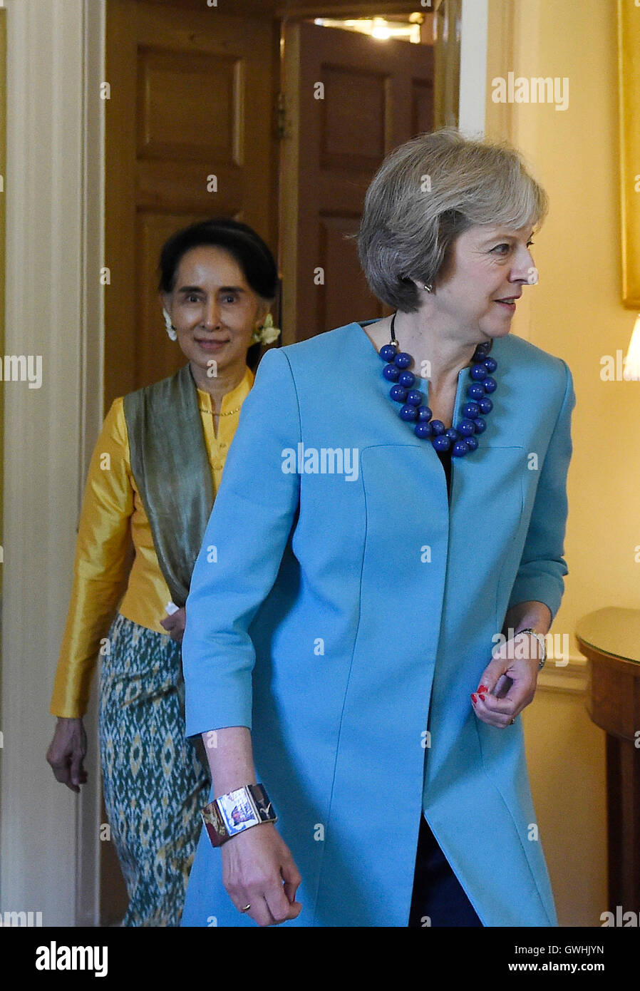 Premierminister Theresa May und Myanmar Staat Berater Aung San Suu Kyi zu Beginn ihres Treffens in 10 Downing Street im Zentrum von London. Stockfoto