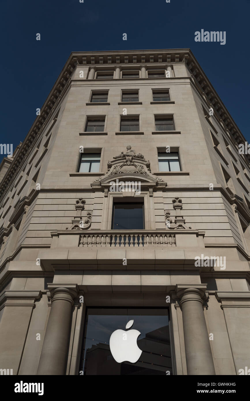 Exterieur des Apple Flagshipstore am Passeig de Gracia, Barcelona, Spanien. Stockfoto