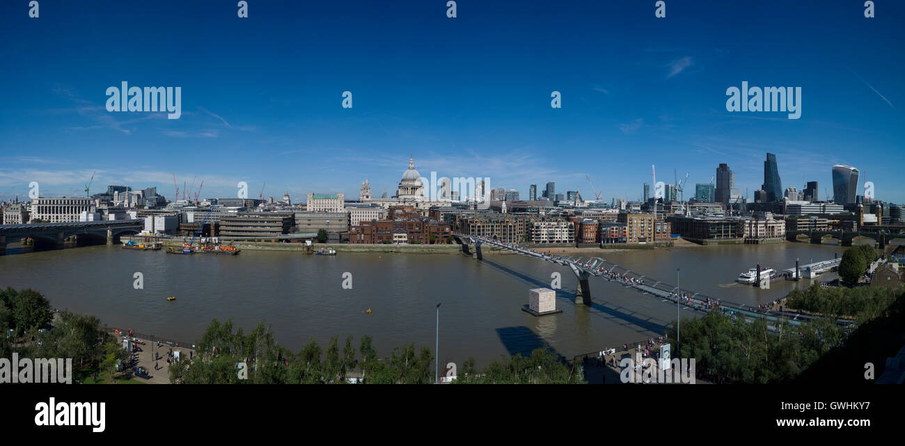 London Panorama von Tate Modern Mitglieder Terrasse. September 2016 zeigt: Themse, St. Pauls Cathedral City of London Skyline an einem sonnigen Tag mit blauem Himmel, Stockfoto London Panorama von Tate Modern Mitglieder Terrasse. September 2016 zeigt: Themse, St. Pauls Cathedral City of London Skyline an einem sonnigen Tag mit blauem Himmel, Stockfoto