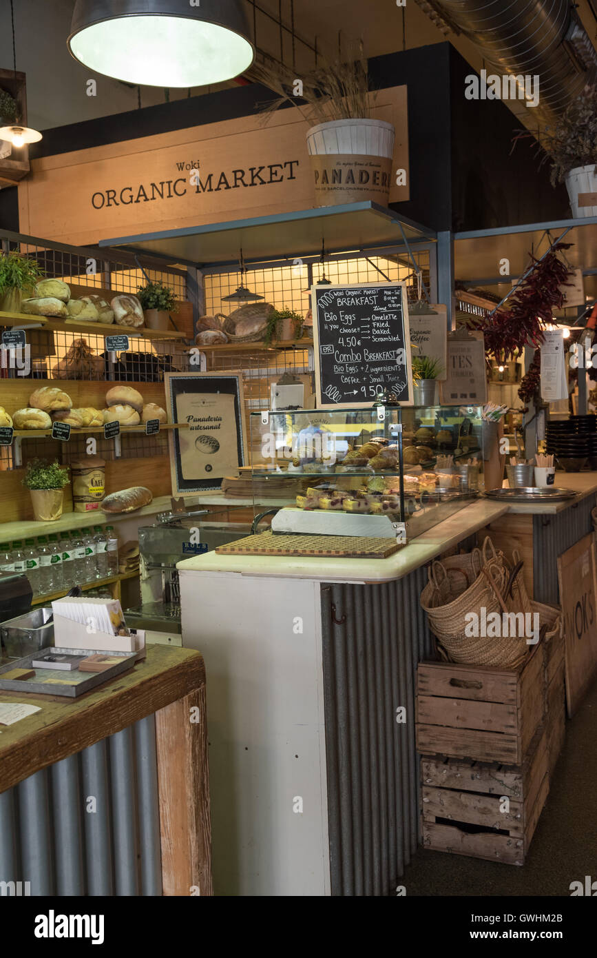 Bio-Ware und frisch produzieren verkauft im Woki Bio Market Place Catalunya in Barcelona. Stockfoto