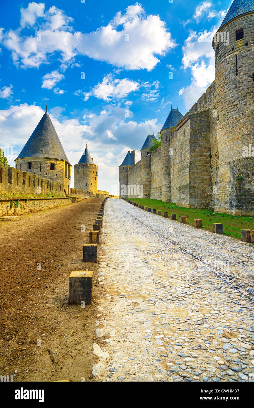 Carcassonne zitieren, mittelalterliche Festungsstadt am Sonnenuntergang. Languedoc Roussillon, Frankreich, Europa. Stockfoto